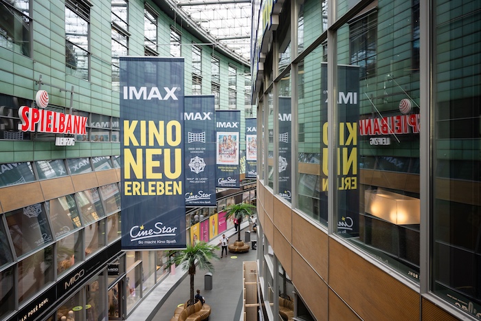 Banner zum neuen IMAX Kinosaal im Petersbogen hängend