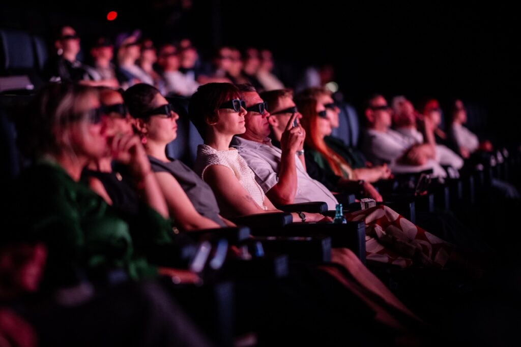 Kinobesucher mit 3D-Brille im neuen IMAX Kinosaal im CineStar im Petersbogen