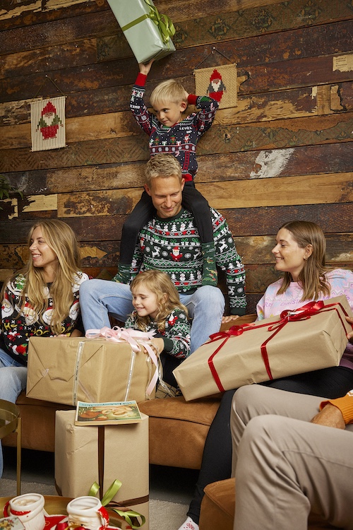 Familie beim Geschenke auspacken an Weihnachten